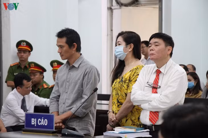 Ông Trần Vũ Hải (ngoài cùng bên phải) tại phiên tòa phúc thẩm.