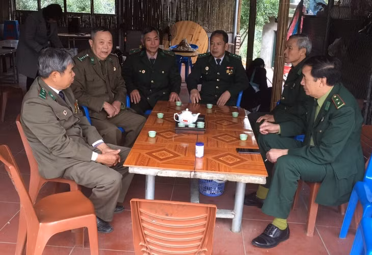 Nghĩa tình đồng đội gặp nhau trên Pò Hèn, cùng ngồi trong căn nhà của đồng bào tại Pò Hèn, anh em cùng kể cho nhau đã làm được những gì và sẽ còn phải làm gì cho đồng đội đã hy sinh.