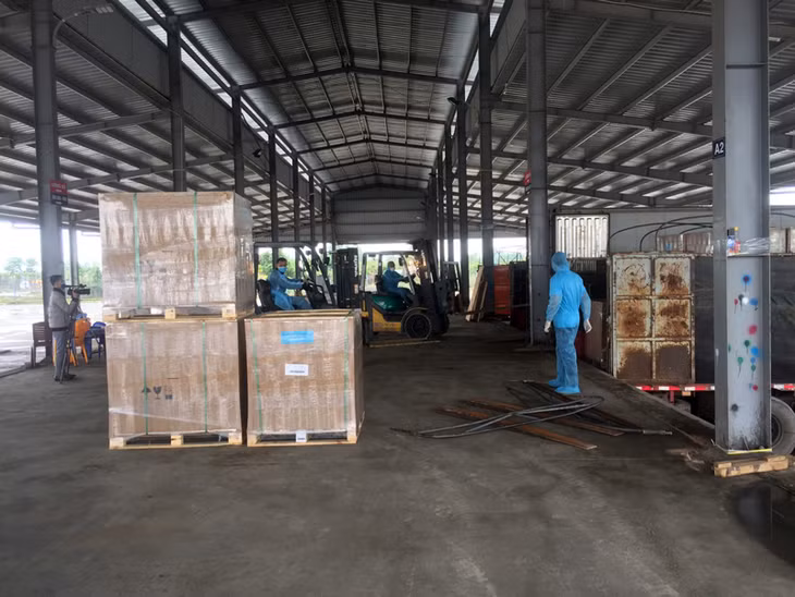 Việc bốc xếp hàng hóa tại Bãi kiểm tra hàng hóa tập trung cũng được thực hiện chặt chẽ, đảm bảo quy trình phòng, chống dịch.