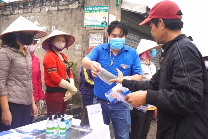 MTTQ và các đoàn thể xã Thống Nhất (TP Hạ Long) phát khẩu trang miễn phí và tờ rơi tuyên truyền cho người dân tại những nơi tập trung đông người.