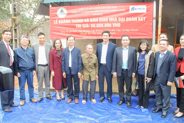 Thông qua đầu mối Ủy ban MTTQ tỉnh và huyện Ba Chẽ, Hiệp hội Bất động sản Việt Nam trao hỗ trợ 4 nhà đại đoàn kết tại huyện Ba Chẽ năm 2019 (trong ảnh: Khánh thành Nhà đại đoàn kết cho hộ ông Hoàng Đức Khang ở thôn Bắc Cáp, xã Đạp Thanh, huyện Ba Chẽ).