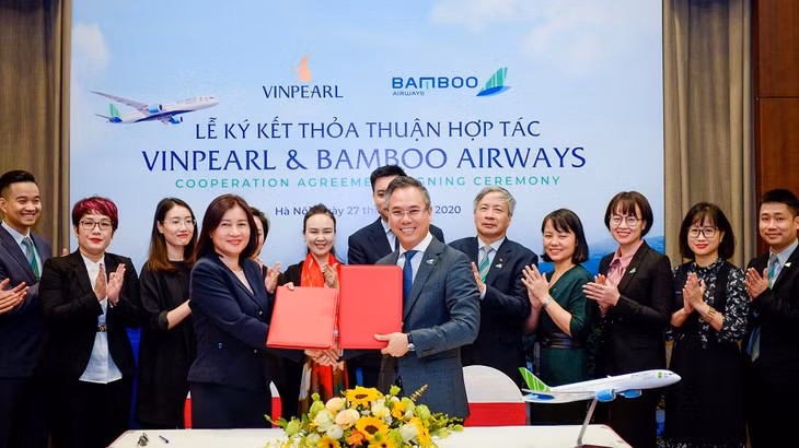 Bà Vũ Tuyết Hằng - Tổng Giám Đốc Công ty CP Vinpearl và Ông Đặng Tất Thắng - Phó Chủ Tịch thường trực kiêm Tổng Giám Đốc Bamboo Airways ký thỏa thuận hợp tác.