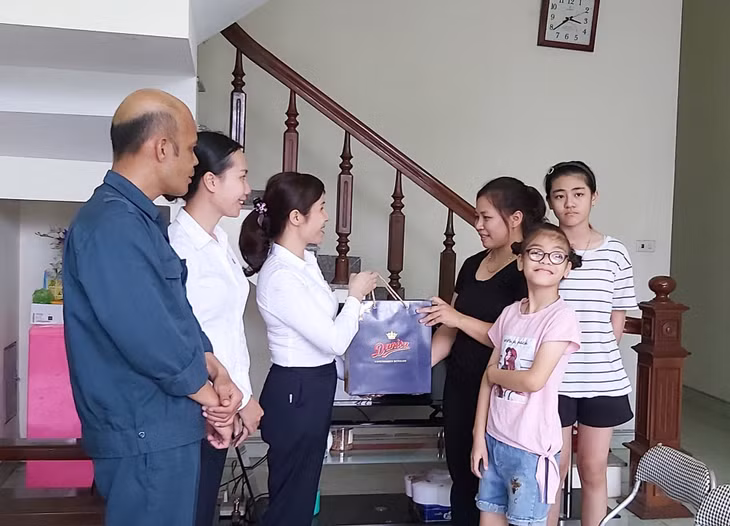 Cán bộ Công đoàn Công ty Tuyển than Cửa Ông thăm mẹ con chị Thúy. 