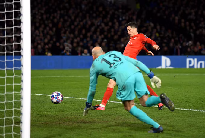 Lewandowski ấn định tỷ số 3-0 ở phút 76.
