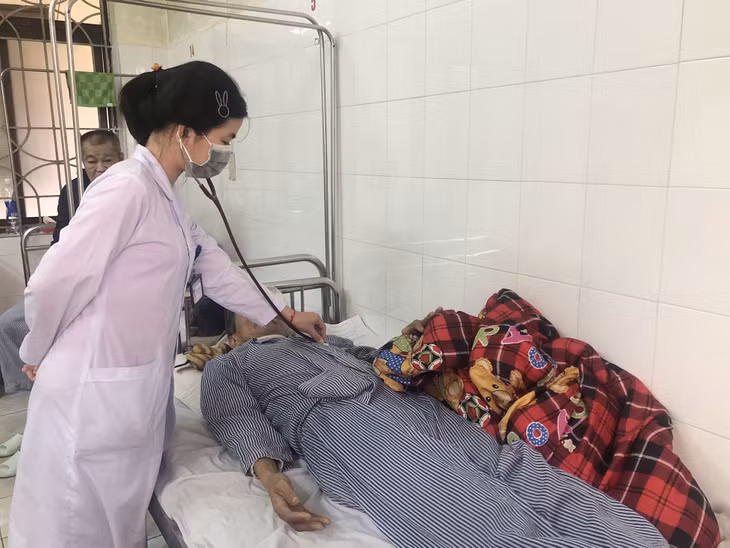 Bác sĩ Tiên Thị Hoa khám bệnh cho bệnh nhân. 