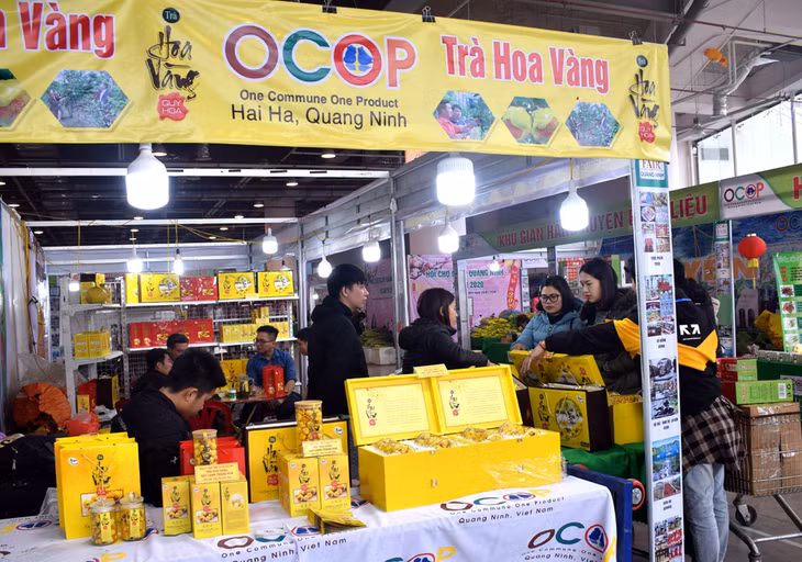 Sản phẩm trà hoa vàng Hải Hà thu hút khách hàng tại Hội chợ OCOP Xuân Quảng Ninh 2020