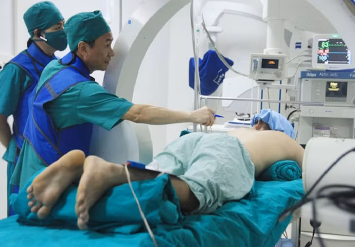 Phẫu thuật nội soi cột sống lối bên lấy nhân thoát vị đĩa đệm tại Bệnh viện Bãi Cháy