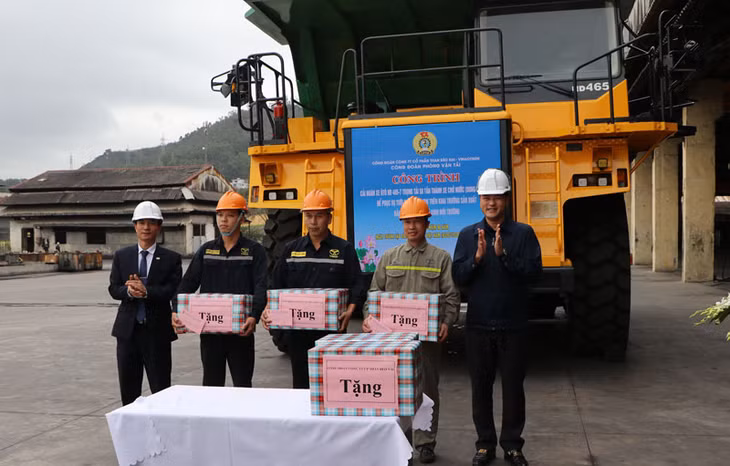 Công đoàn Phòng Vận tải, Công đoàn Công ty CP than Đèo Nai đã phối hợp cùng Công ty CP Công nghiệp ô tô tổ chức lễ gắn biển công trình “Cải hoán xe ô tô HD 465-7 số 12 trọng tải 58 tấn thành xe chở nước 