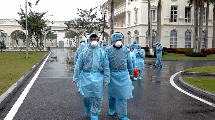Lãnh đạo huyện Hải Hà kiểm tra Khu sinh hoạt, cách ly công tác phòng chống dịch COVID-19 tại Khu Công nghiệp Texhong Hải Hà. Ảnh: Nguyễn Hằng (TTTT-VH Hải Hà)