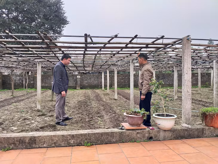 Cán bộ xã Hạ Long, huyện Vân Đồn (bên trái) nắm tình hình sản xuất của người dân.