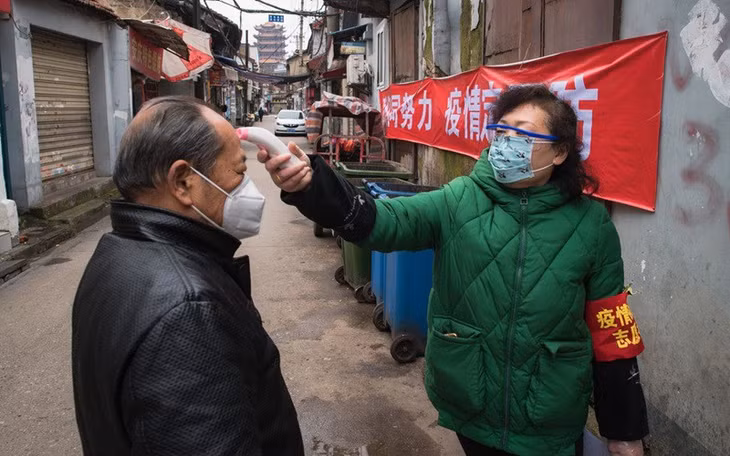 Kiểm tra thân nhiệt ở Vũ Hán, phòng dịch Covid-19. Ảnh: Tân Hoa xã.