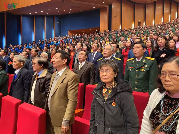 Các đại biểu làm lễ chào cờ.