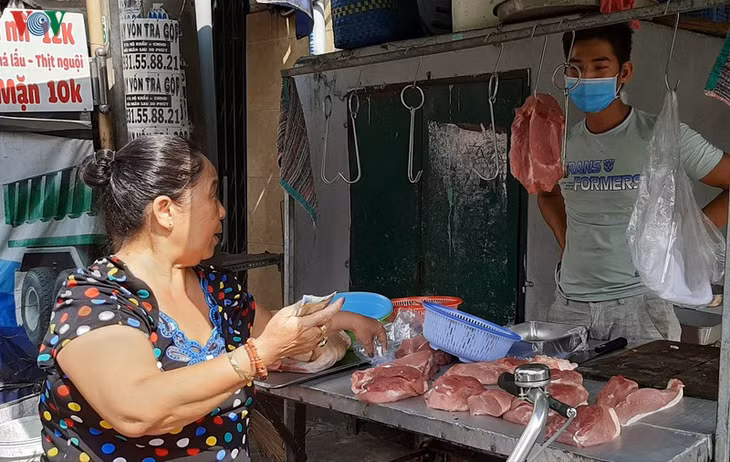 Riêng ngày 16/2 giá heo hơi chỉ còn từ 70.000 - 72.000 đồng/kg, trong khi tuần trước giá ở mức 80.000 - 82.000 đồng/kg.