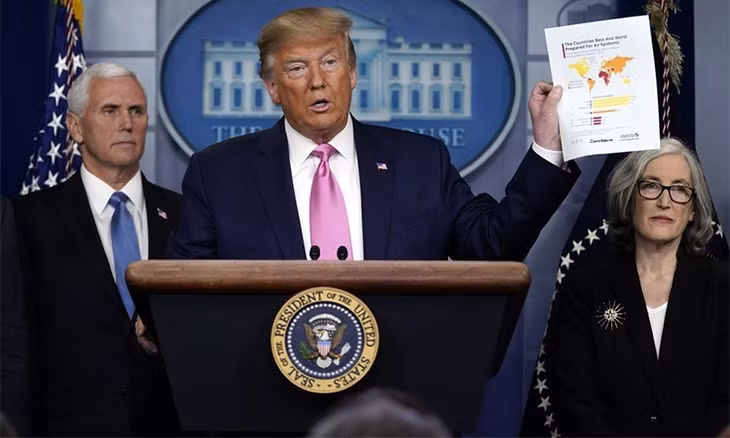 Tổng thống Mỹ Donald Trump (giữa) và Phó tổng thống Mike Pence (trái) tại cuộc họp ứng phó Covid-19 ở Nhà Trắng ngày 26/2. Ảnh: AP.