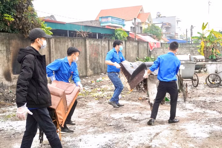 Đoàn thanh niên xã Thống Nhất tham gia dọn vệ sinh môi trường tại khu vực chợ dân sinh.