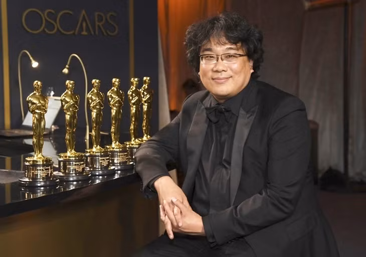 Bong Joon Ho nói nhận bốn tượng vàng Oscar là "câu chuyện điên rồ" nhất cuộc đời ông. "Parasite" là phim Hàn đầu tiên có đề cử tại Oscar, ông và êkíp chỉ mong đến giao lưu chứ không dám nghĩ đoạt giải. Ảnh: Shutterstock.