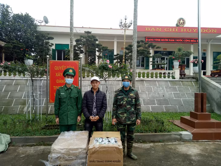 Lực lượng chức năng bắt giữ đối tượng vận chuyển trái phép khẩu trang y tế qua biên giới.