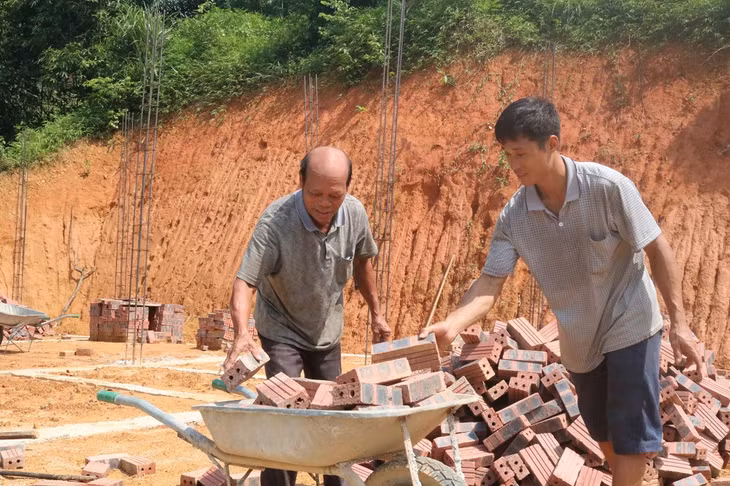 Gia đình ông Triệu Quay Trình (thôn Tàu Tiên, xã Đồn Đạc, huyện Ba Chẽ) xây nhà mới sau hơn 3 năm nỗ lực thoát nghèo.