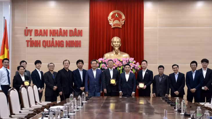 Lãnh đạo UBND tỉnh chụp ảnh lưu niệm với 