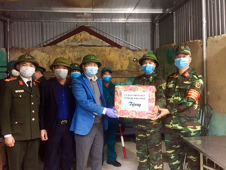 Đồng chí Bùi Văn Khắng, Phó Chủ tịch UBND tỉnh, tặng quà, động viên cán bộ, chiến sĩ làm công tác phòng, chống dịch tại Mốc 14, bản Vắn Tốc, xã Quảng Đức, huyện Hải Hà.