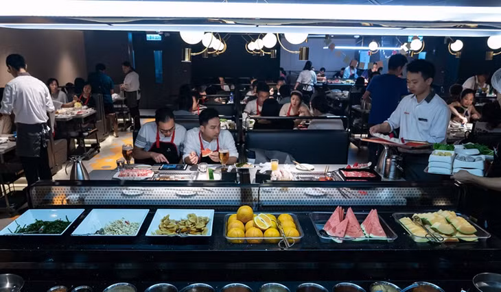 Khách hàng dùng bữa tại nhà hàng lẩu Haidilao ở Hong Kong. Ảnh: Bloomberg