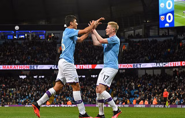 Rodri ăn mừng bàn thắng với De Bruyne.