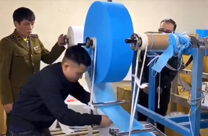 Dây chuyền sản xuất khẩu trang kháng khuẩn bằng giấy vệ sinh bị phát hiện ở Thường Tín. Ảnh: Chiến Sơn