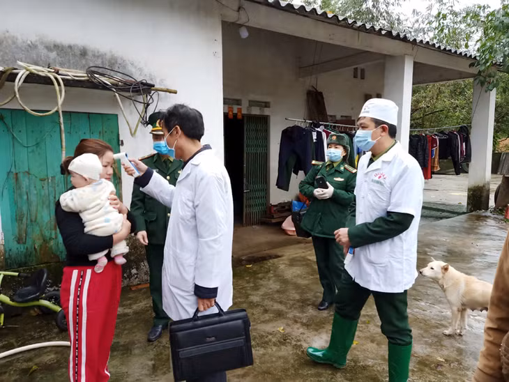 Cán bộ Quân y Đồn BP Quảng Đức khám sức khoẻ cho đồng bào bản Mốc 13, xã Quảng Đức(Hải Hà)