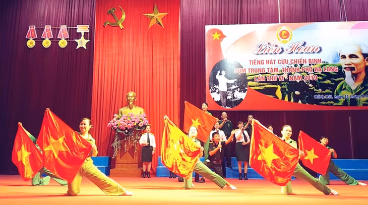 Đội văn nghệ Hội CCB phường Hồng Hải (TP Hạ Long) tham gia hội diễn tiếng hát CCB Cụm Trung tâm TP Hạ Long lần thứ 6 năm 2019.