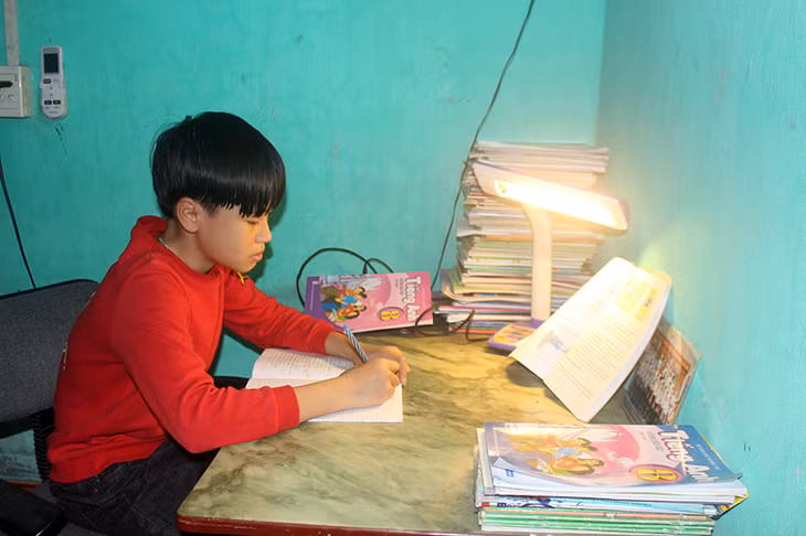 Em Đinh Đức Dũng hoàn thành bài tập cô giáo giao trong kỳ nghỉ phòng, chống dịch Covid – 19.
