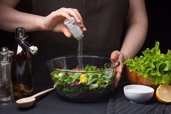 Giảm muối trong bữa ăn sẽ giúp giảm nguy cơ bệnh tật