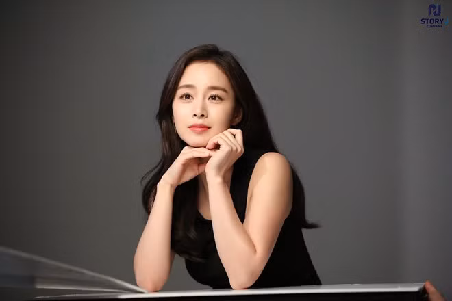 Bên cạnh đó, tạo hình Cha Yuri trẻ trung cùng khuôn mặt ngây thơ, trong sáng ngay từ những phân cảnh đầu tiên là minh chứng cho nhan sắc vượt thời gian của nữ diễn viên.