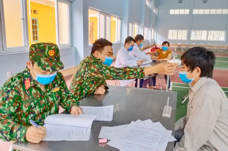 Các công dân được kiểm tra thân nhiệt trước khi về nơi cư trú.
