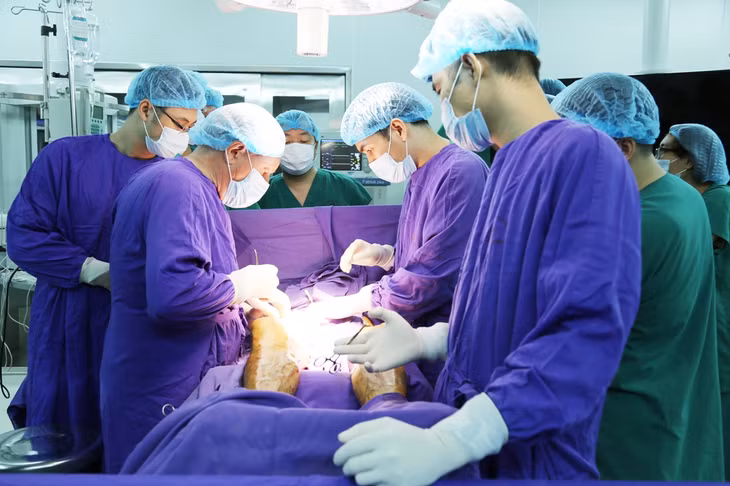  các bác sĩ Bệnh viện Đa khoa tỉnh thực hiện phẫu thuật lấy bỏ toàn bộ tĩnh mạch nông chi dưới 
