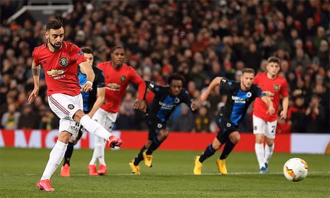 Bruno Fernandes mở tỷ số trên chấm 11m.