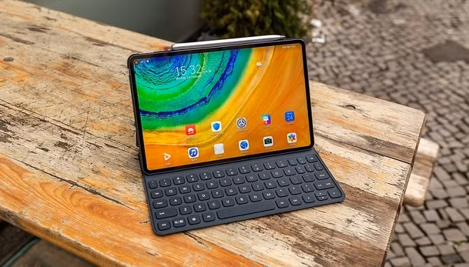 MatePad Pro trang bị màn hình đục lỗ 10 inch với viền mỏng hơn đáng kể so với iPad Pro. Ảnh: Android Pit.