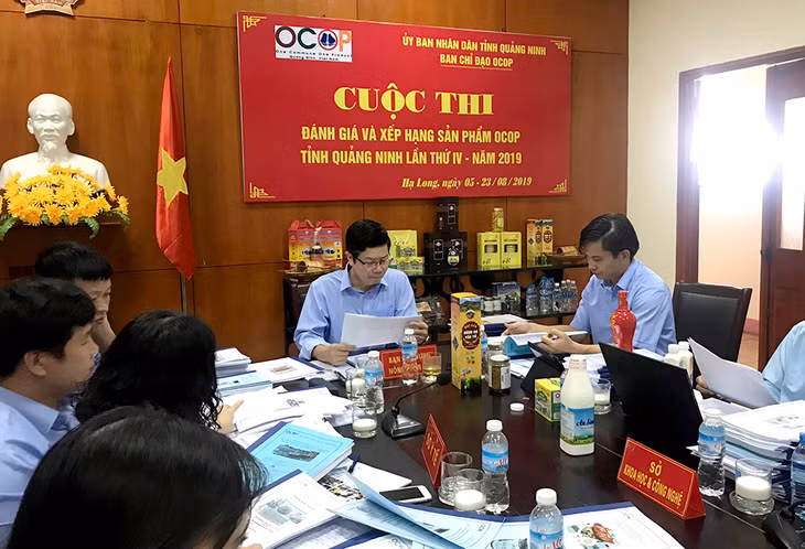 Ban giám khảo kiểm tra chất lượng, mẫu mã bao bì sản phẩm tham dự cuộc thi đánh giá chất lượng sản phẩm OCOP 2019.
