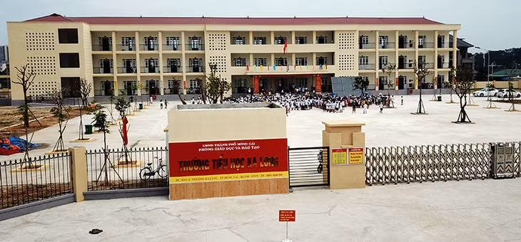 Thực hiện Đề án 25, Móng Cái giảm 3 trường học và 26 điểm trường, chất lượng giáo dục được nâng lên. Ảnh; Trường Tiểu học Ka Long mới được đầu tư đưa vào hoạt động từ năm học 2018-2019.