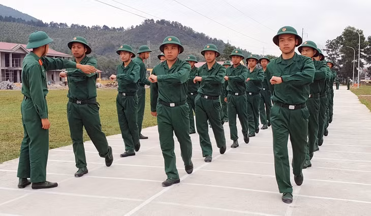 Những ngày đầu nhập ngũ, các tân binh được hướng dẫn, huấn luyện điều lệnh đội ngũ.