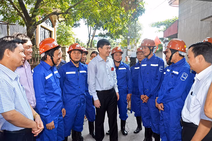 Đồng chí Ngô Hoàng Ngân, Ủy viên BTV Tỉnh uỷ, Bí thư Đảng ủy Than Quảng Ninh, Phó Tổng giám đốc Tập đoàn Công nghiệp Than-Khoáng sản Việt Nam trò chuyện với cán bộ, công nhân than Mông Dương tại khu vực bỏ phiếu.