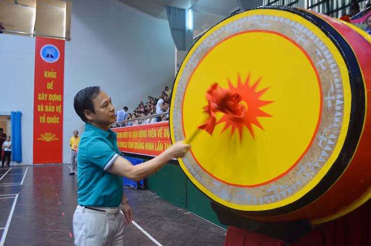 Đồng chí Đặng Huy Hậu, Phó Chủ tịch Thường trực UBND tỉnh đánh trống khai mạc Ngày hội.