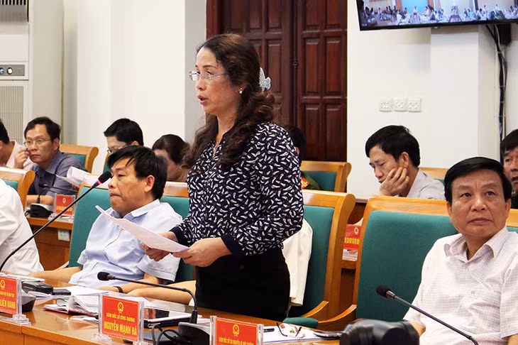 Đồng chí Vũ Thị Liên Oanh, giám đốc sở GDĐT báo cáo tại hội nghị.