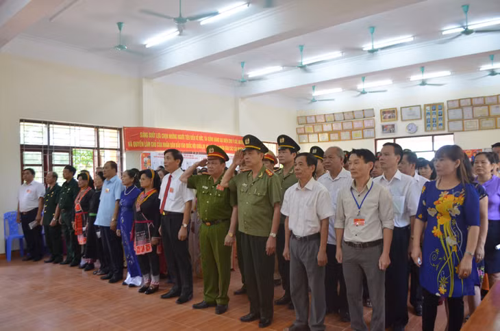 Khai mạc bầu cử tại khu vực bỏ phiếu số 1, Khu phố 1, thị trấn Ba Chẽ, huyện Ba Chẽ.