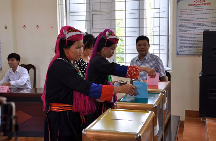 100% cử tri thôn Khe Tâm, xã Nam Sơn là đồng bào dân tộc Dao Thanh Y đã đến bầu cử từ 7 giờ sáng.