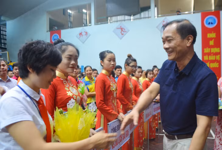 Đồng chí Vũ Hồng Thanh, Ủy viên BCH Trung ương Đảng, Phó Bí thư Tỉnh ủy tặng hoa chúc mừng các vận động viên.