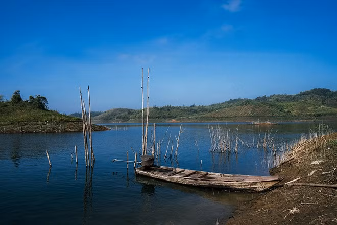 Tà Đùng nằm ở khu vực thượng nguồn của hệ thống sông Đồng Nai, có các dự án thủy điện Đồng Nai 3 và 4 đang hoạt động. Một số đảo ở đây có diện tích khá lớn thuận lợi cho phát triển du lịch sinh thái. Đứng từ trên cao nhìn xuống, mặt nước trong xanh, phẳng lặng của hồ Tà Đùng như được điểm xuyết bởi vô số hòn đảo nhỏ nổi lên.