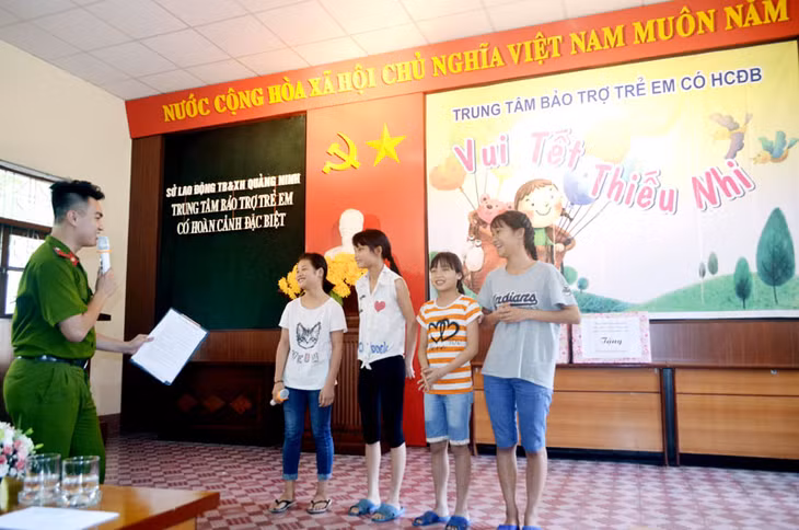 Chương trình “Vui Tết thiếu nhi” do nhóm sinh viên Học viện Cảnh sát nhân dân D39 thực tập tại Công an tỉnh tổ chức ở Trung tâm Bảo trợ trẻ em có hoàn cảnh đặc biệt (TP Hạ Long).