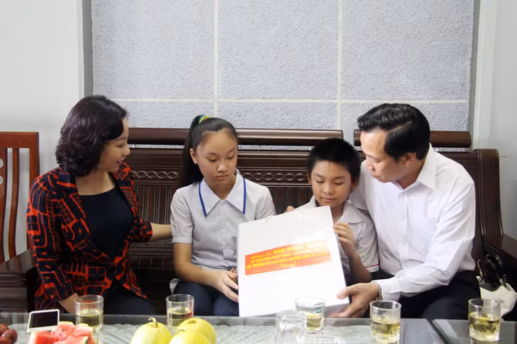 Đồng chí Đào Ngọc Dung, Bộ trưởng Bộ LĐ,TB&XH và đồng chí Vũ Thị Thu Thủy, Phó Chủ tịch UBND tỉnh thăm, tặng quà cháu Phạm Trâm Anh và Phạm Tấn Dũng
