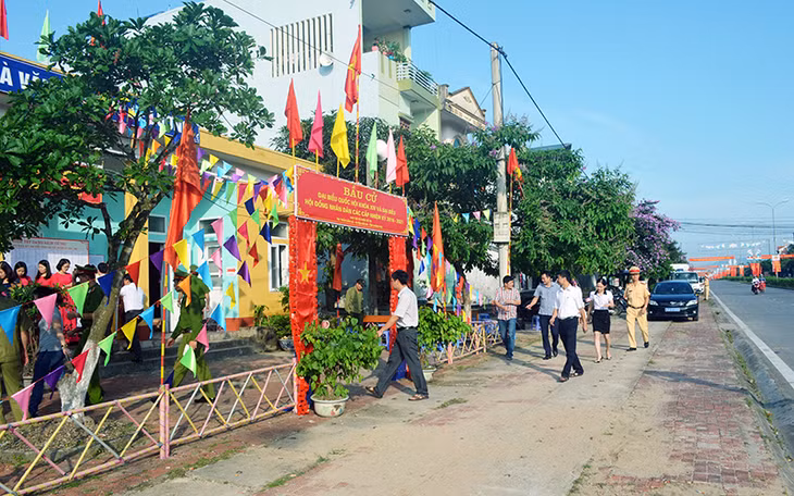 Từ sáng sớm, các cử tri đã nô nức đi bỏ phiếu (điểm bỏ phiếu số 6, thị trấn Đầm Hà, huyện Đầm Hà)