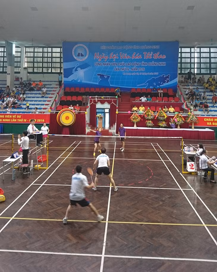 Các vận động viên đến từ khu vực thành phố Hạ Long sôi nổi tham gia môn thi kéo co.